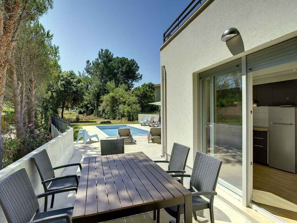 Villa mit Pool in Strandnähe