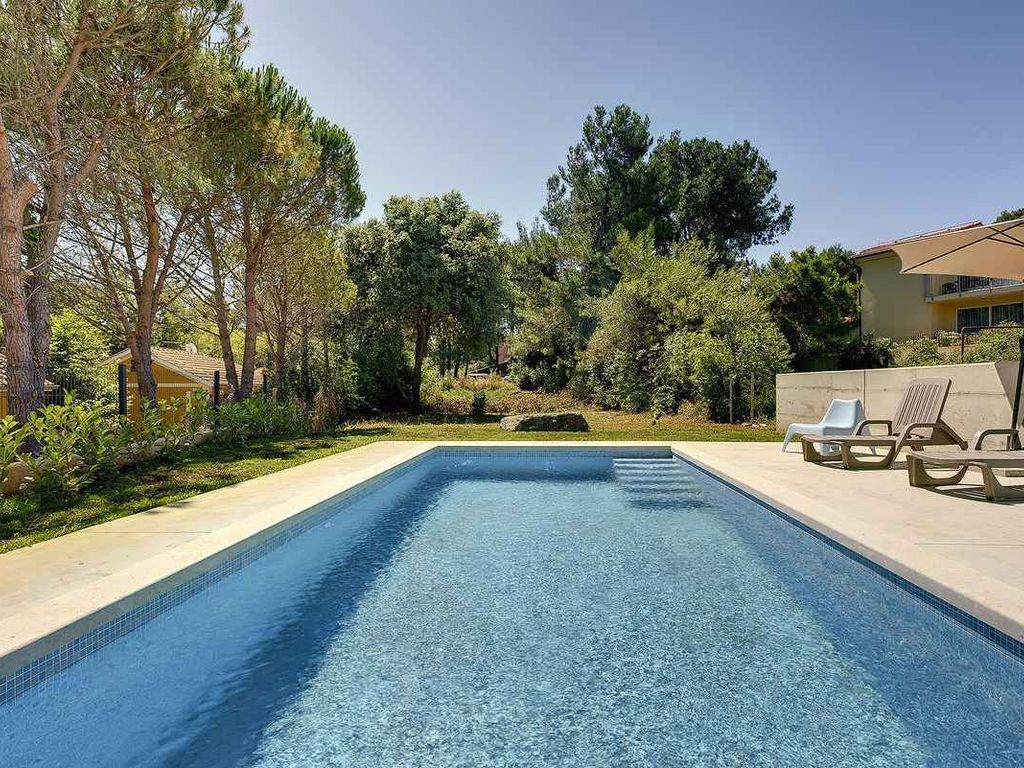 Villa mit Pool in Strandnähe