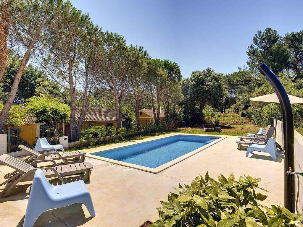 Villa mit Pool in Strandnähe