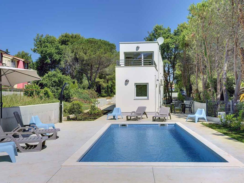 Villa mit Pool in Strandnähe