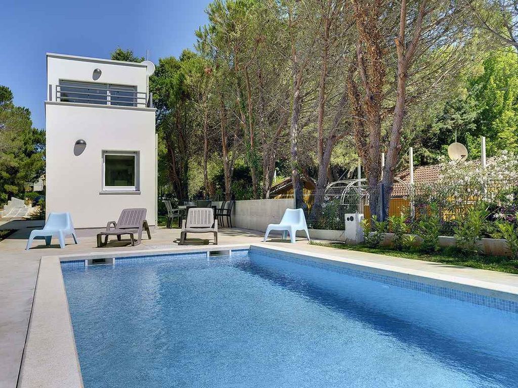 Villa mit Pool in Strandnähe