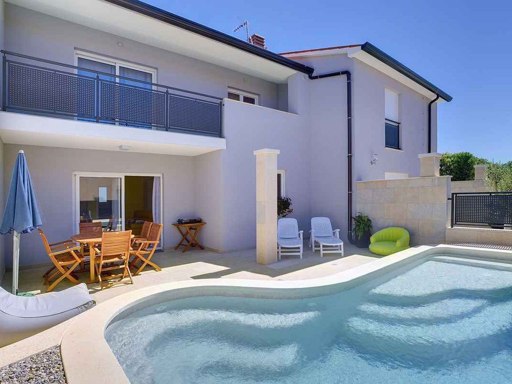 Ferienwohnung mit Pool und Klimaanlage