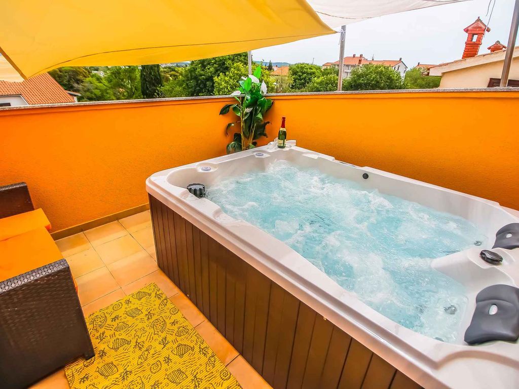 Ferienhaus mit Außenpool, Whirlpool und Tischtennis