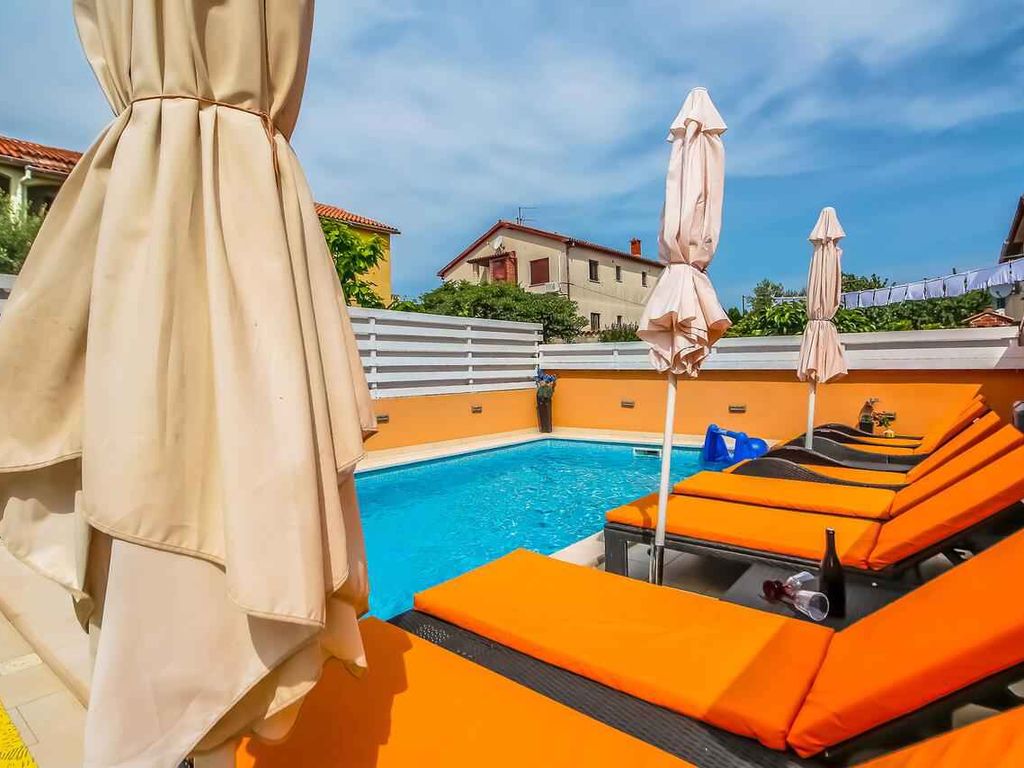 Ferienhaus mit Außenpool, Whirlpool und Tischtennis