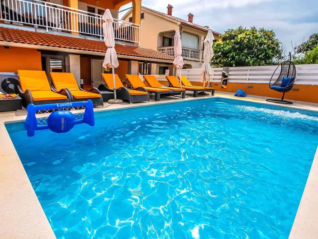 Ferienhaus mit Außenpool, Whirlpool und Tischtennis