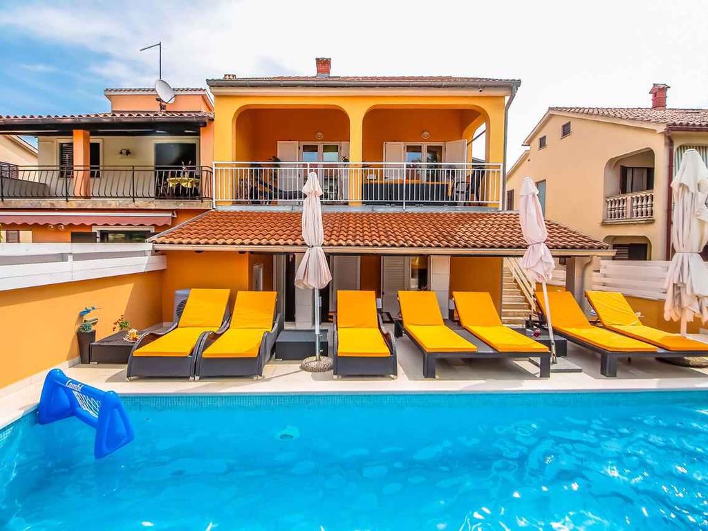 Ferienhaus mit Außenpool, Whirlpool und Tischtennis