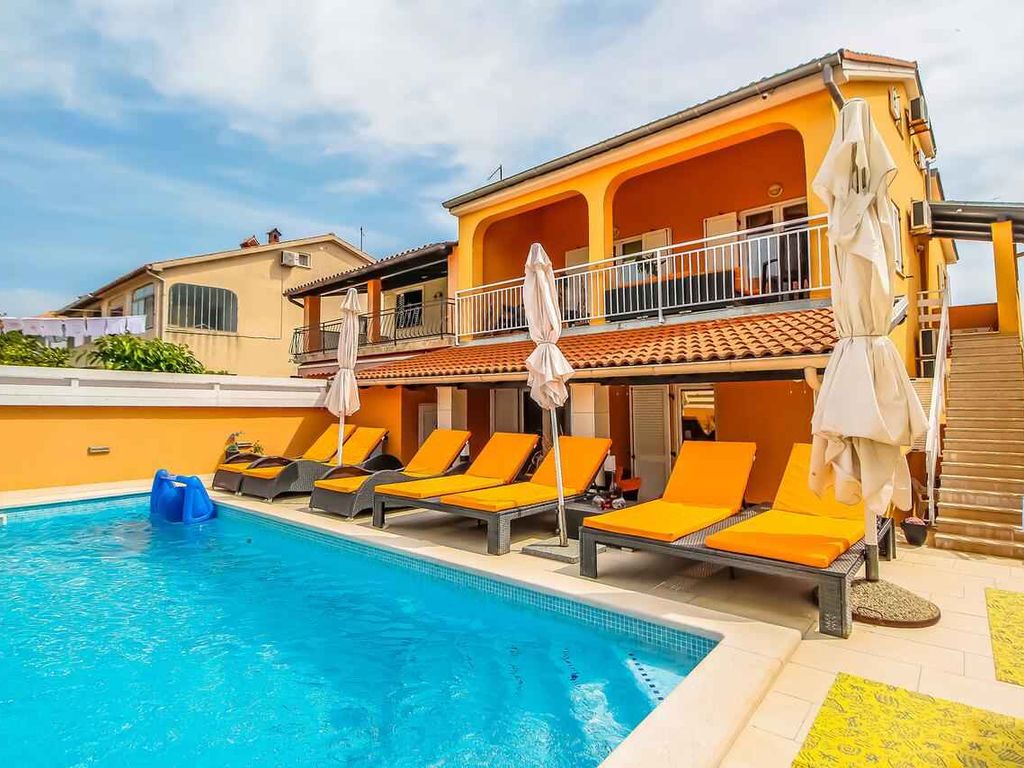 Ferienhaus mit Außenpool, Whirlpool und Tischtennis