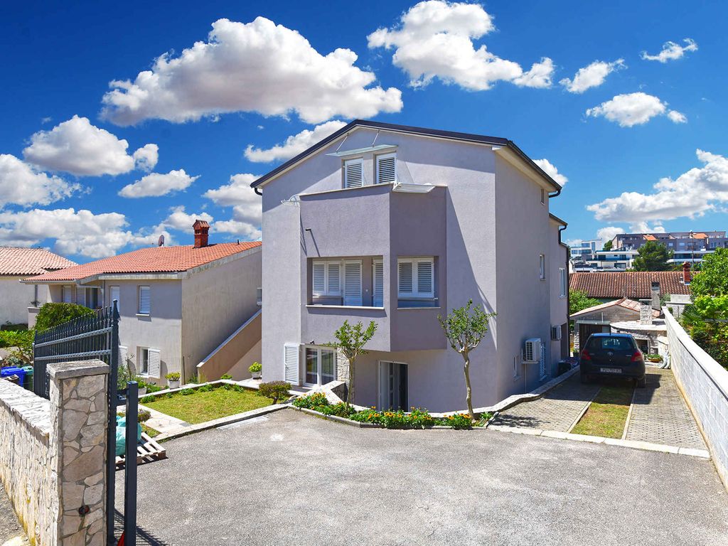 Ferienwohnung mit Klimaanlage, Terrasse und Grill