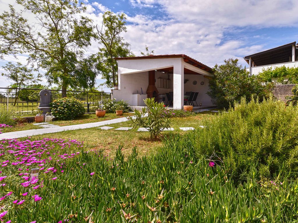 Ferienwohnung mit Terrasse und Grill