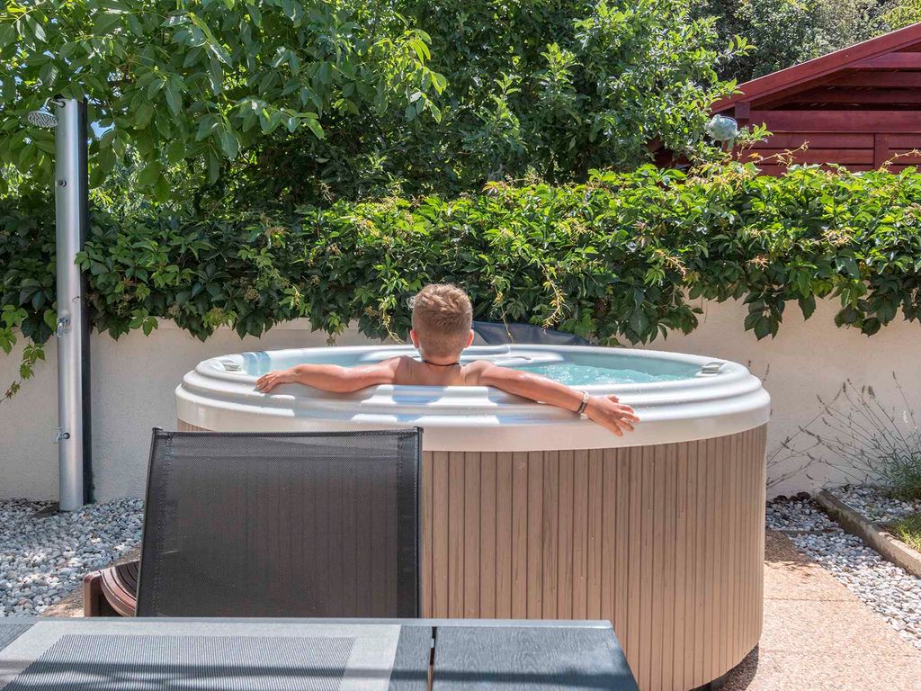 Ferienhaus mit Whirlpool in Strandnähe