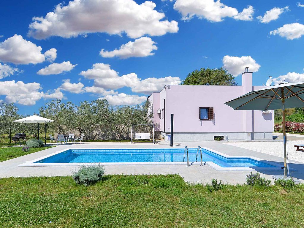 Villa mit Swimmingpool und großem Garten