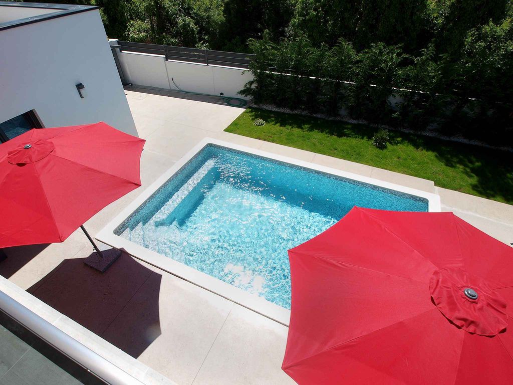 Villa mit Swimmingpool und Kinderspielplatz