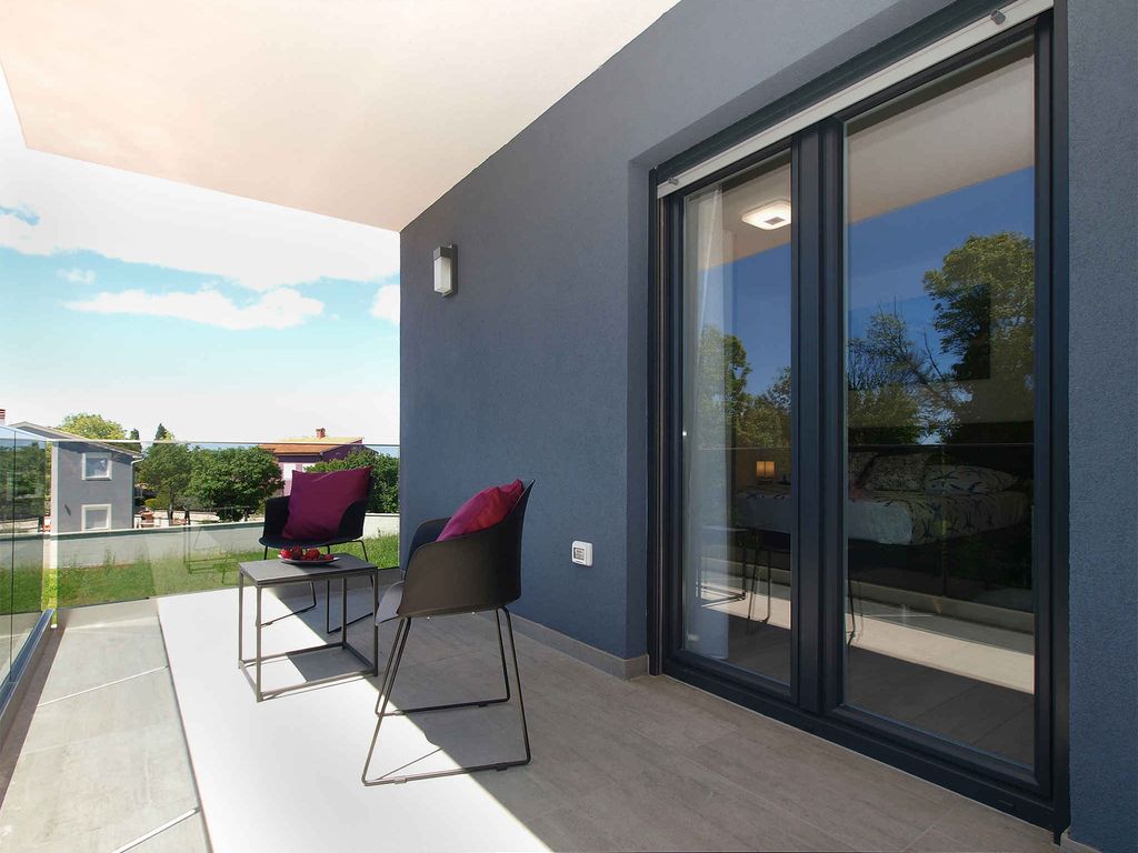 Villa mit Swimmingpool und Kinderspielplatz