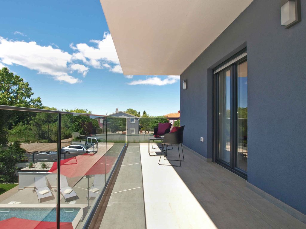 Villa mit Swimmingpool und Kinderspielplatz