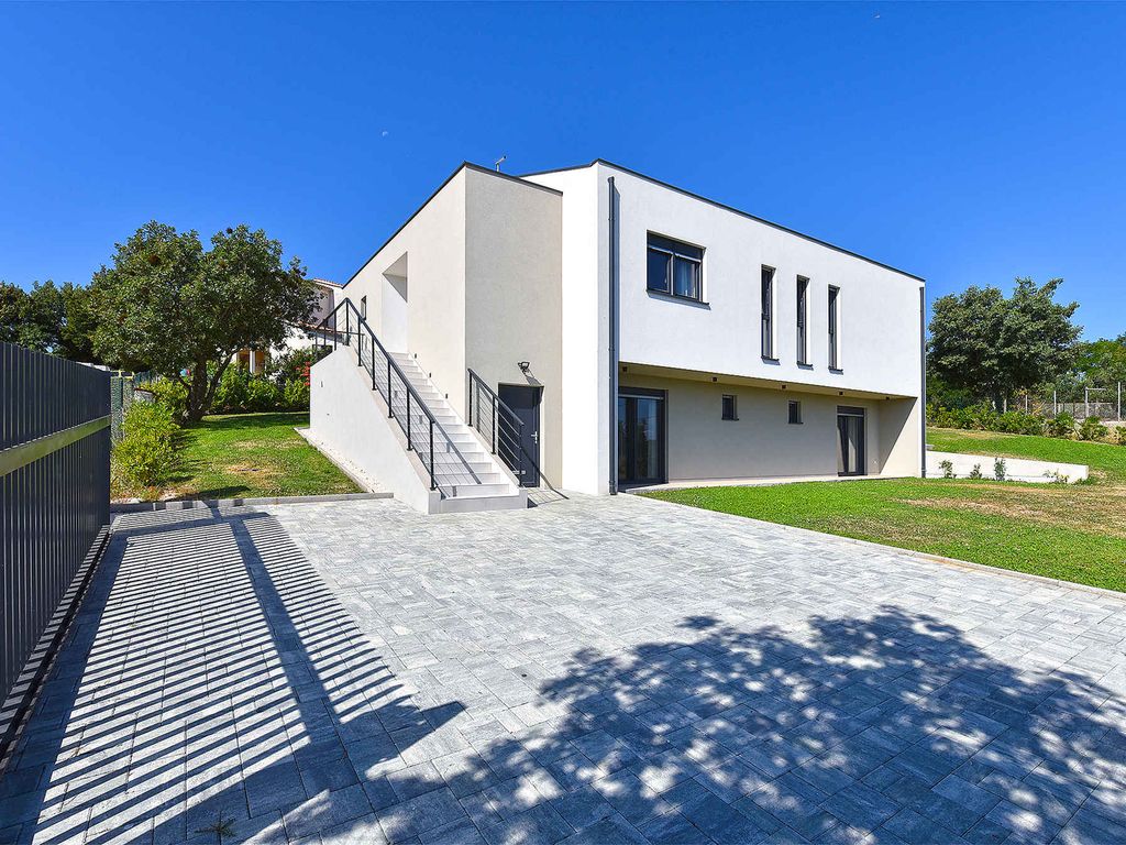 Villa mit Swimmingpool und großem Garten