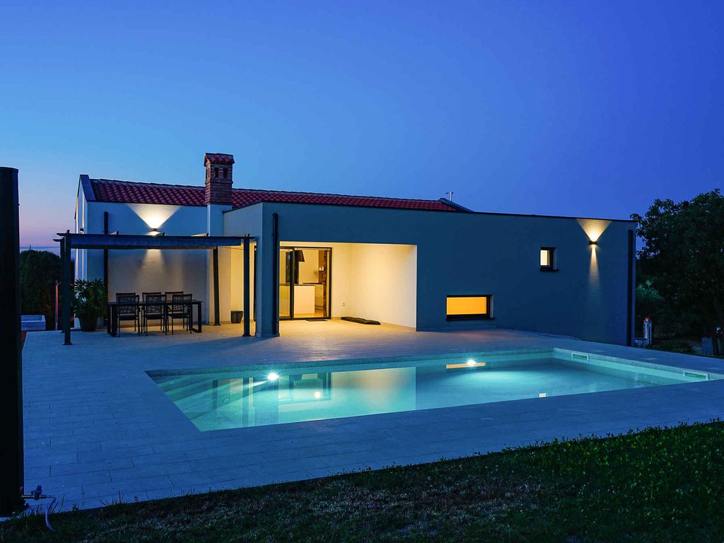 Villa mit Swimmingpool und großem Garten