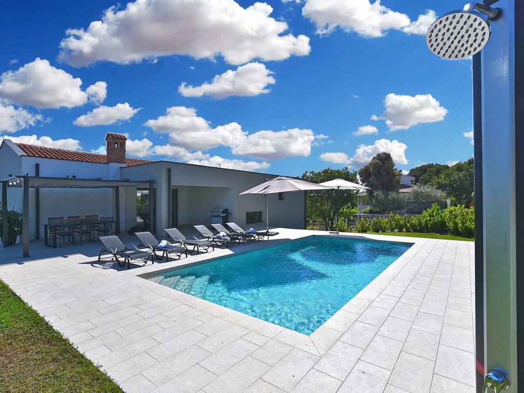 Villa mit Swimmingpool und großem Garten
