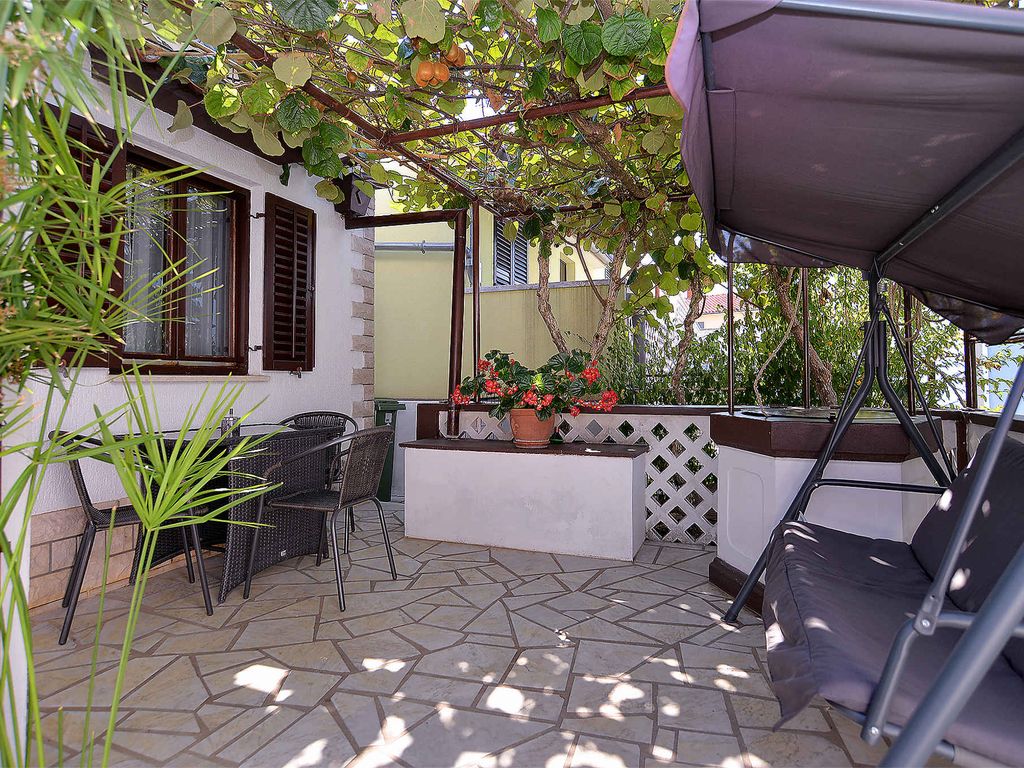 Ferienwohnung mit Klimaanlage und großer Terrasse
