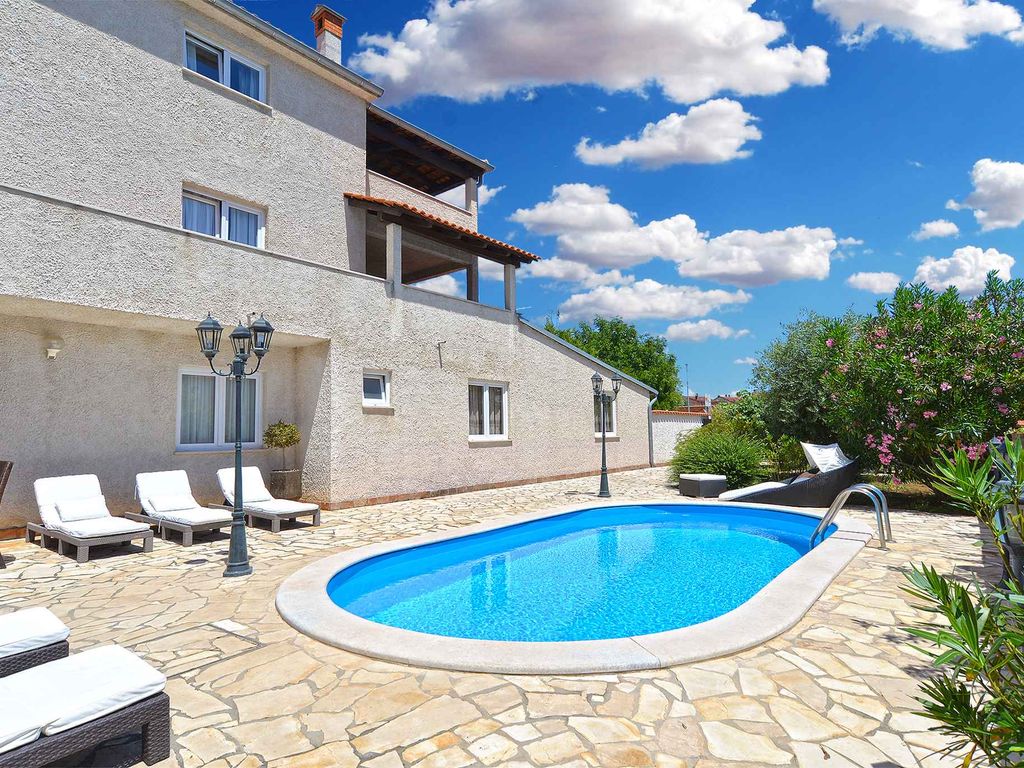 Ferienhaus mit Swimmingpool und Kinderspielplatz