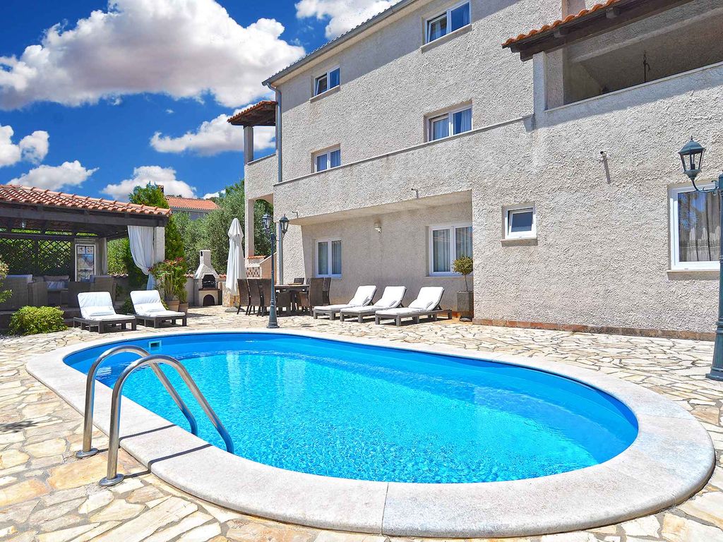 Ferienhaus mit Swimmingpool und Kinderspielplatz