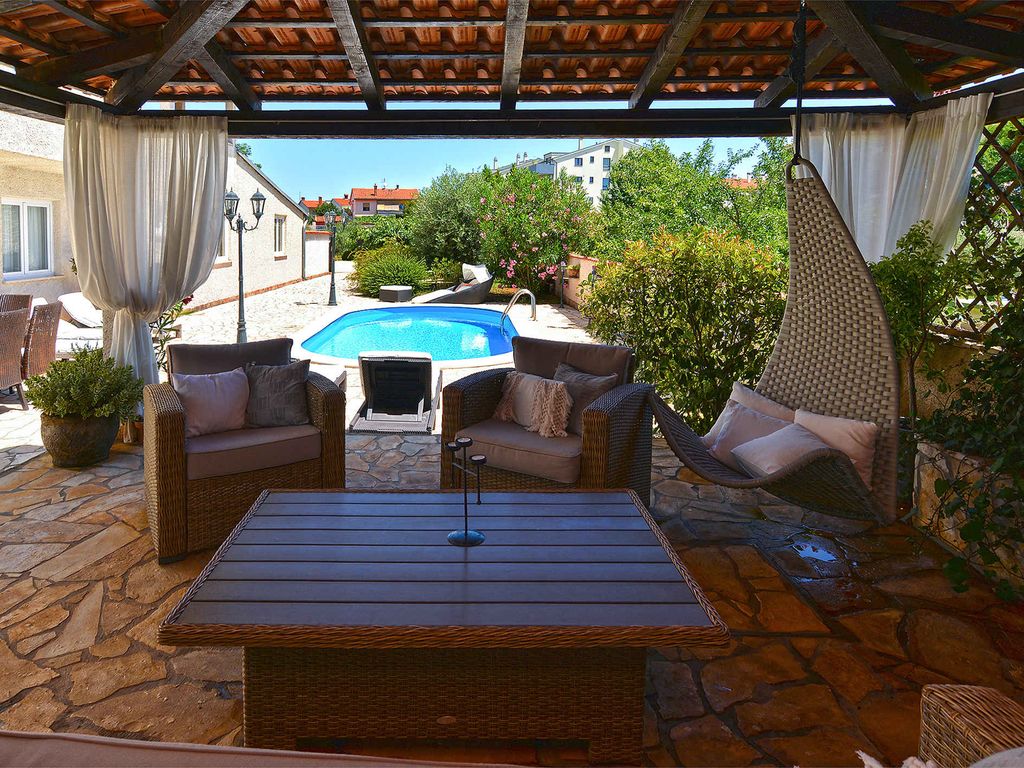 Ferienhaus mit Swimmingpool und Kinderspielplatz