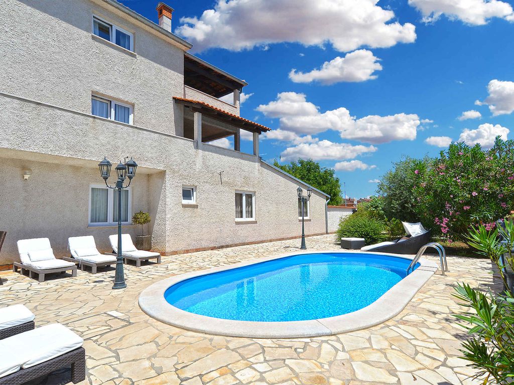 Ferienhaus mit Swimmingpool und Kinderspielplatz