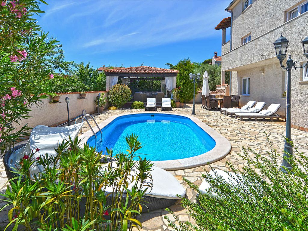 Ferienhaus mit Swimmingpool und Kinderspielplatz