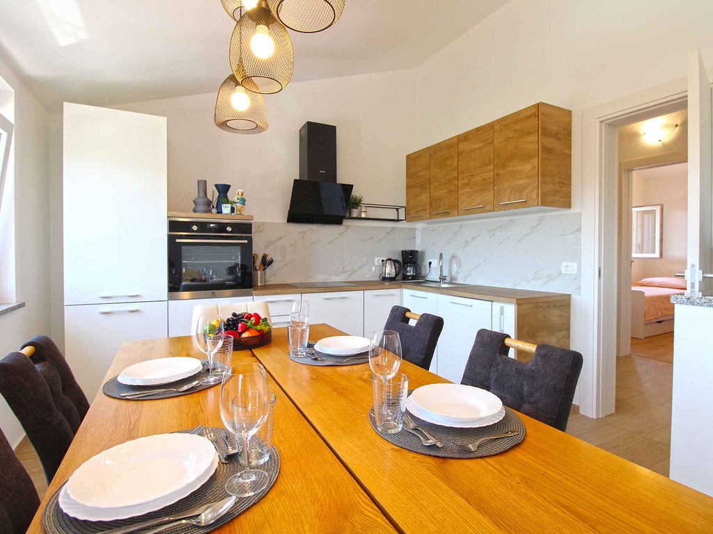 Ferienwohnung mit Klimaanlage mit Terrasse in moderner Wohnung