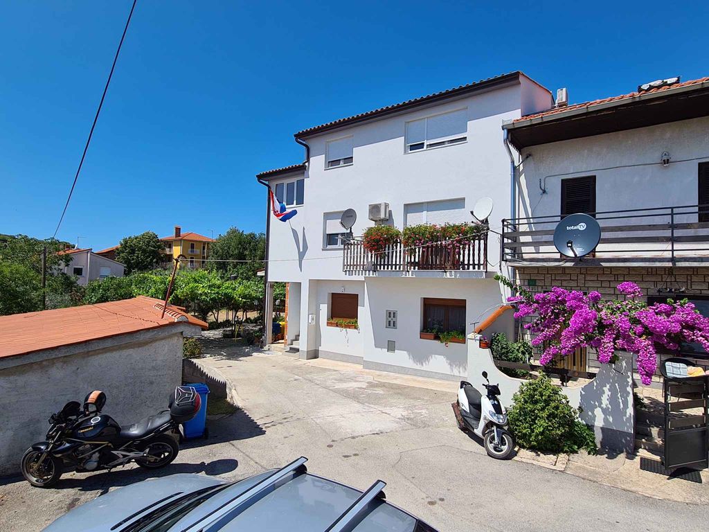 Ferienwohnung mit Klimaanlage mit Terrasse in moderner Wohnung