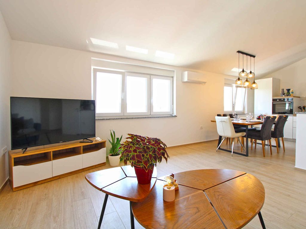 Ferienwohnung mit Klimaanlage mit Terrasse in moderner Wohnung