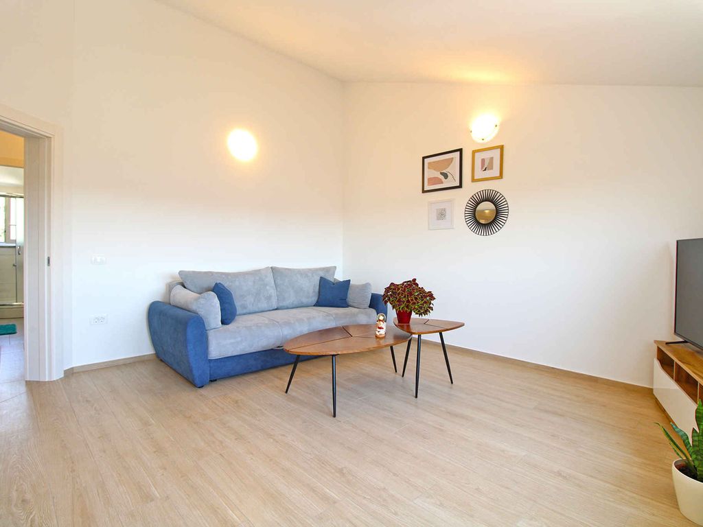 Ferienwohnung mit Klimaanlage mit Terrasse in moderner Wohnung