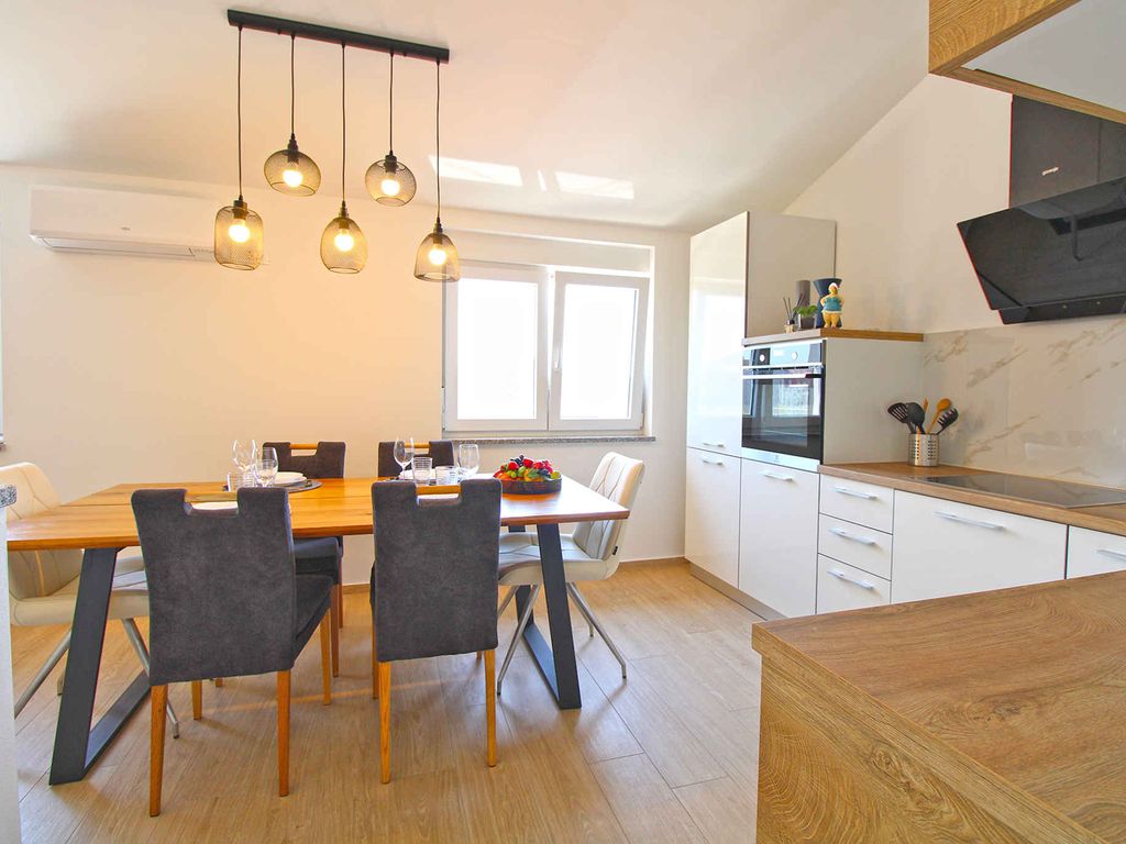 Ferienwohnung mit Klimaanlage mit Terrasse in moderner Wohnung