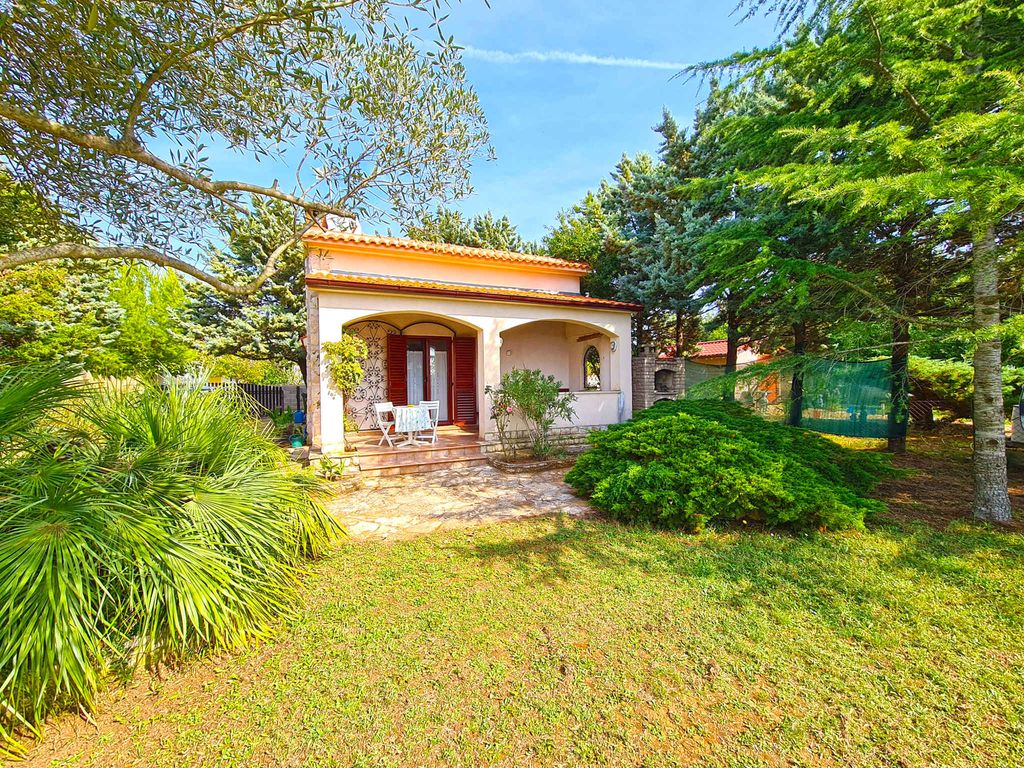Ferienhaus mit Klimaanlage und Meeresblick in ruhiger Gegend