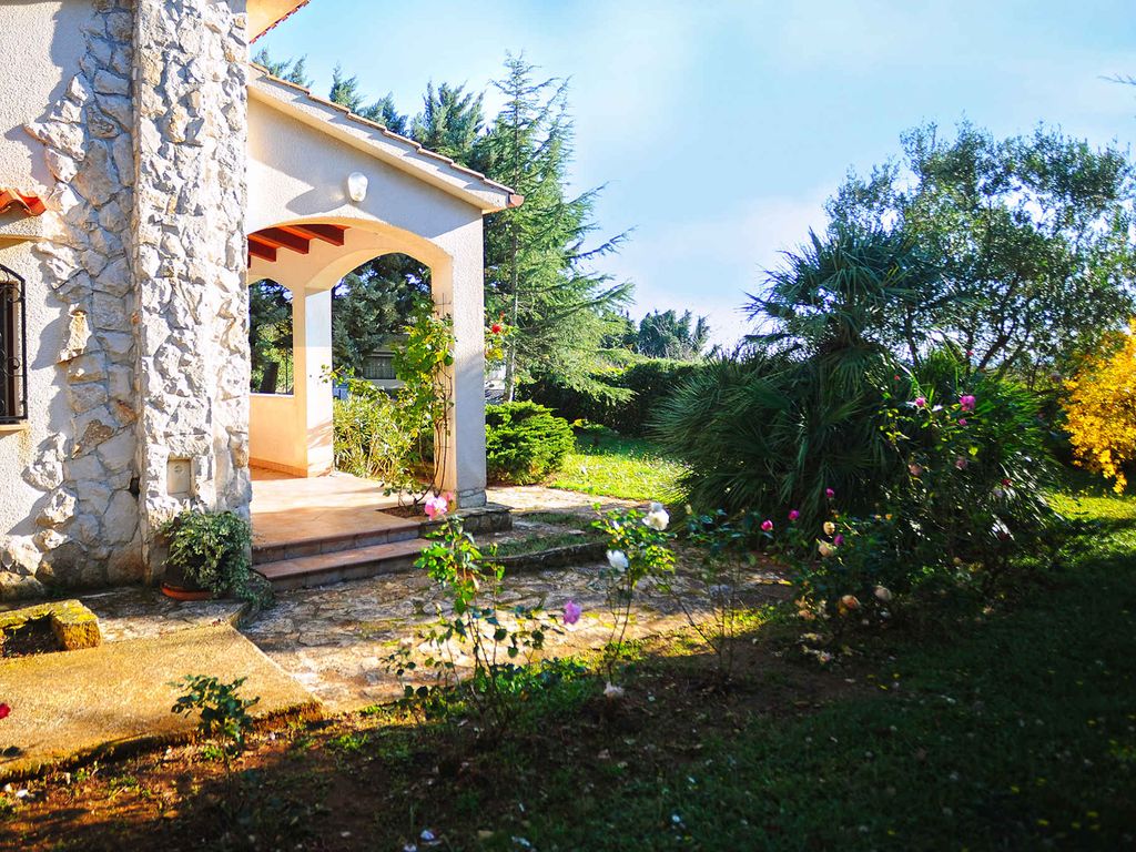 Ferienhaus mit Klimaanlage und Meeresblick in ruhiger Gegend