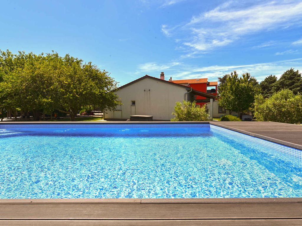 Ferienhaus mit Swimmingpool auf großem Anwesen