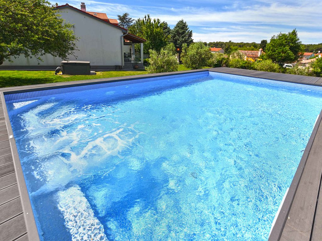 Ferienhaus mit Swimmingpool auf großem Anwesen