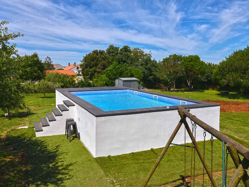 Ferienhaus mit Swimmingpool auf großem Anwesen