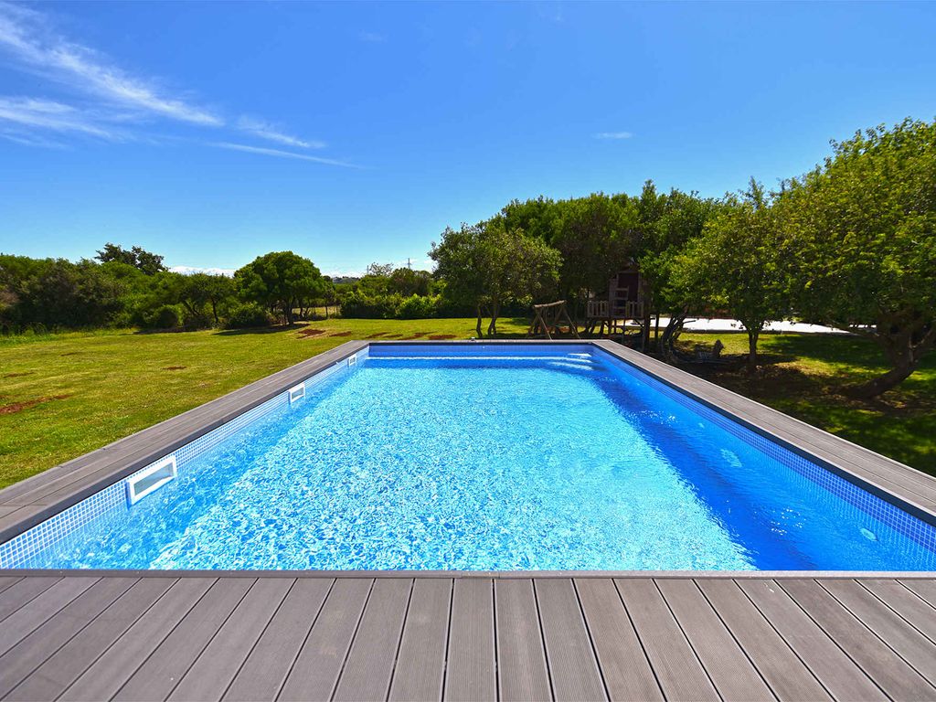 Ferienhaus mit Swimmingpool auf großem Anwesen