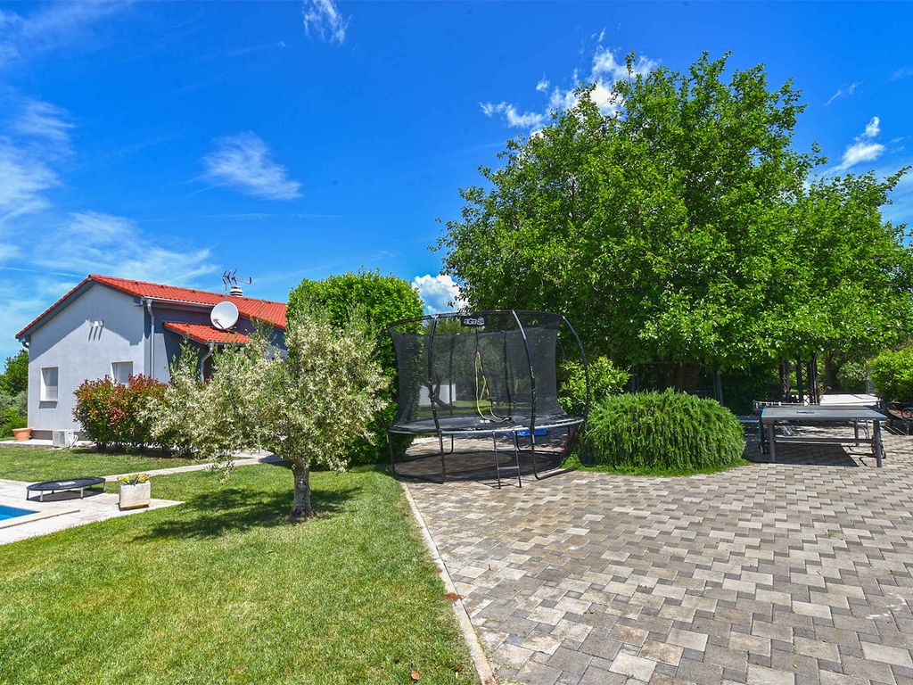 Ferienhaus mit Swimmingpool auf großem Anwesen