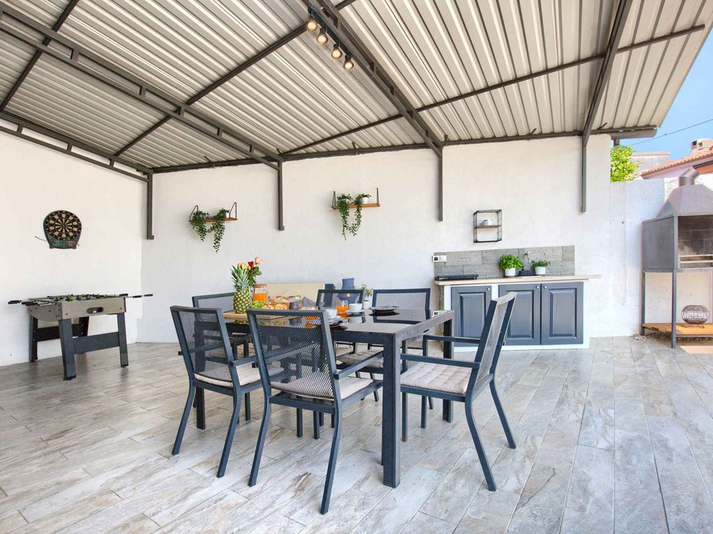 Villa mit Swimmingpool und Grillplatz