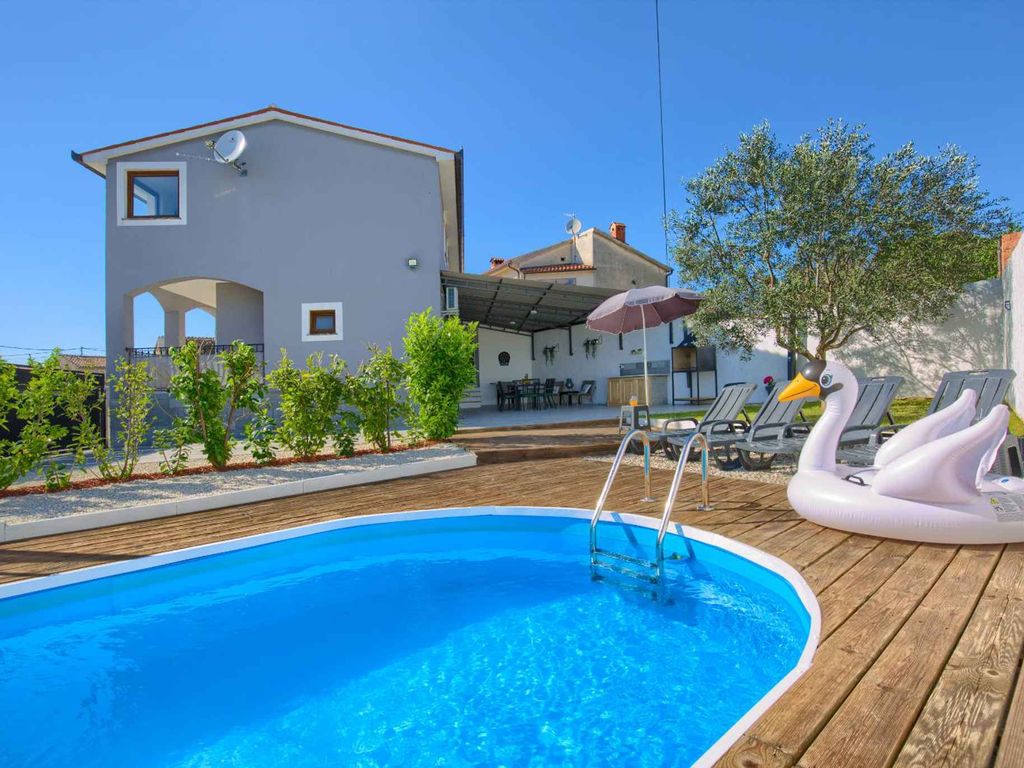 Villa mit Swimmingpool und Grillplatz