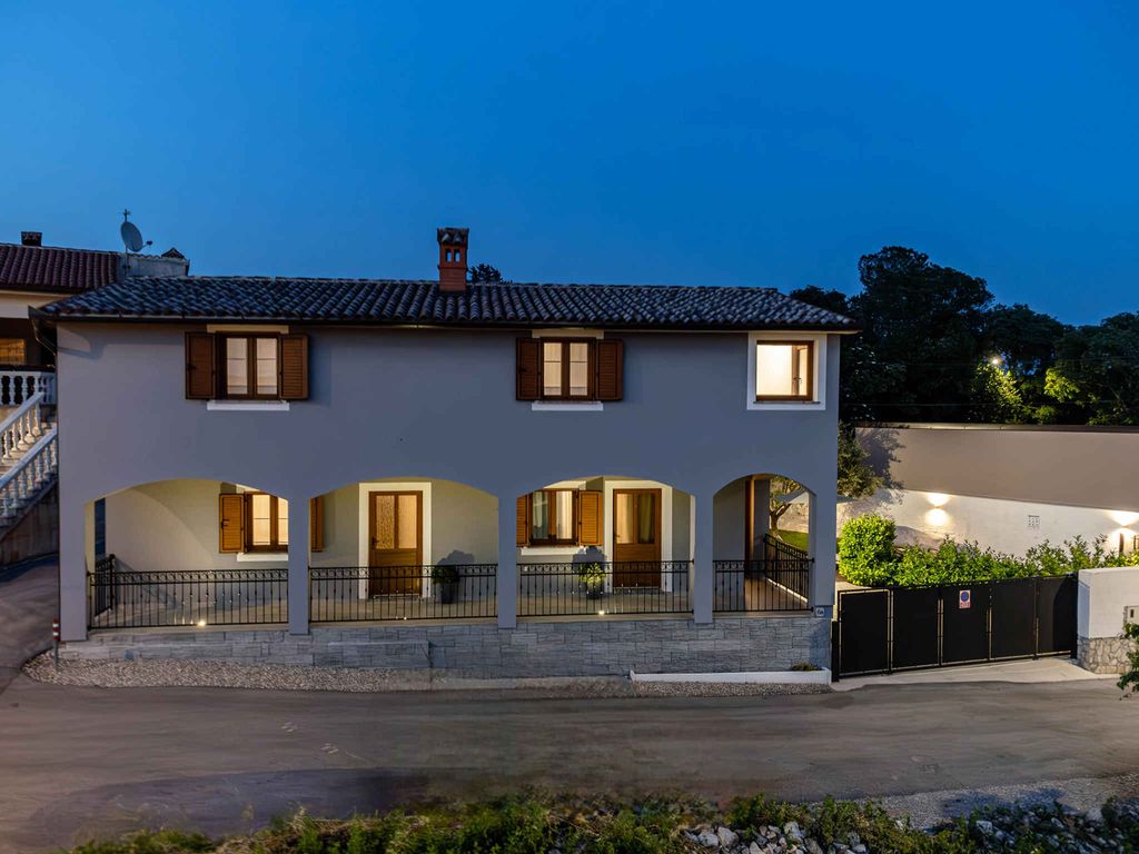 Villa mit Swimmingpool und Grillplatz