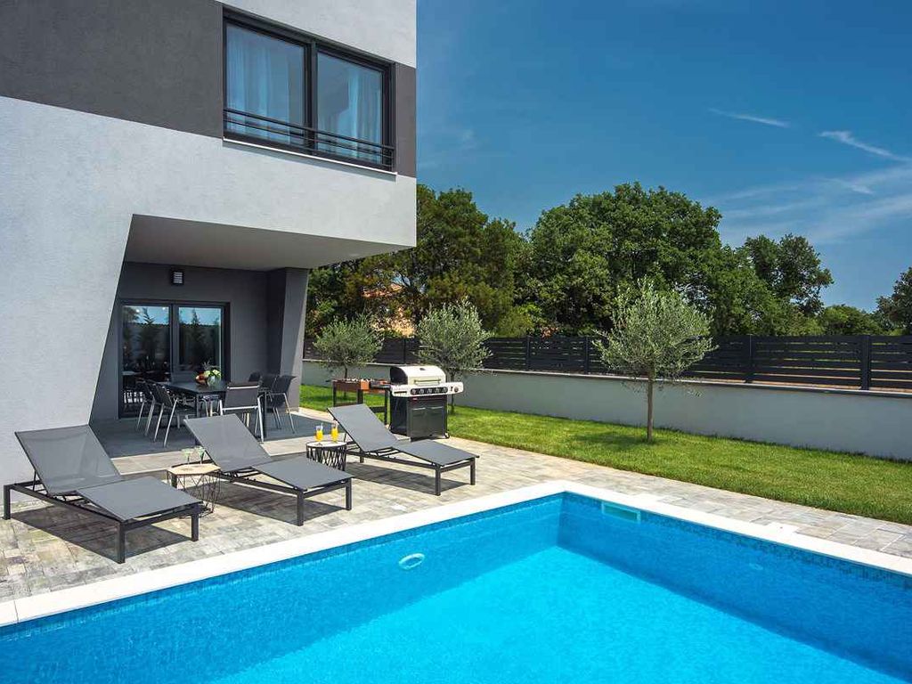 Villa mit Außenpool