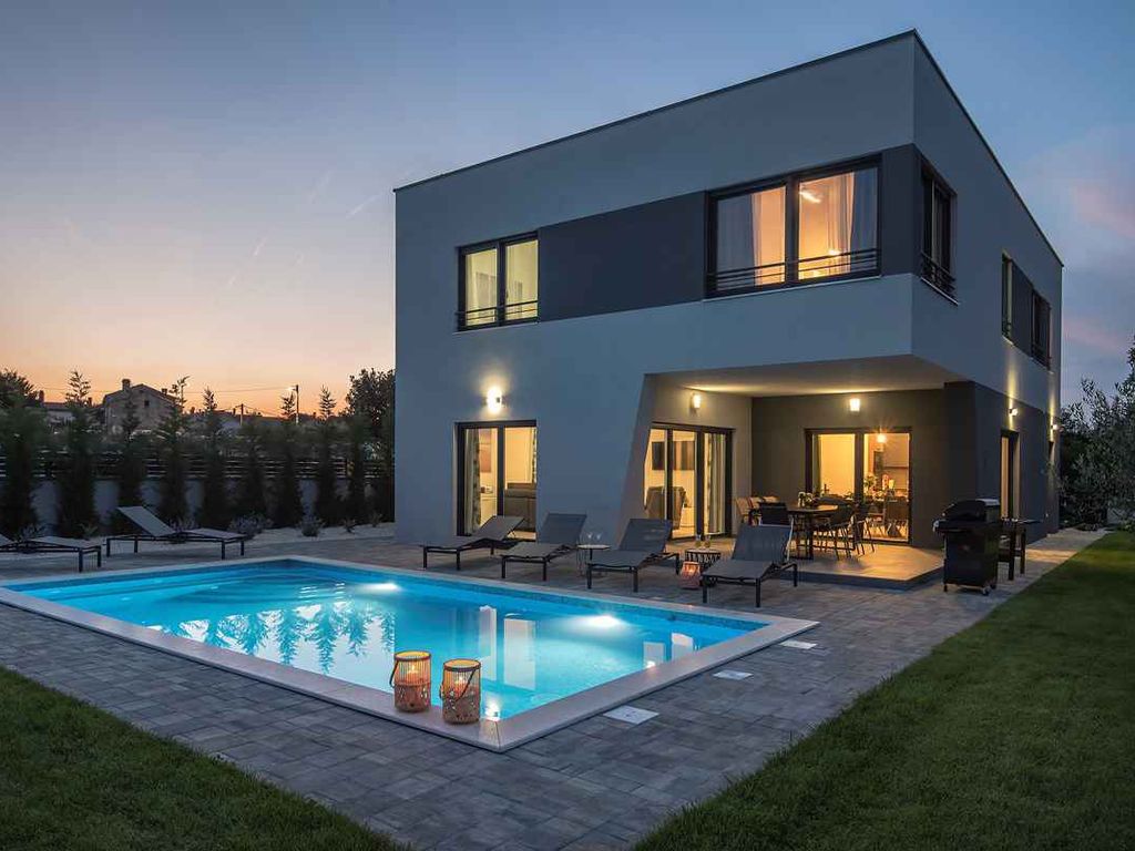 Villa mit Außenpool