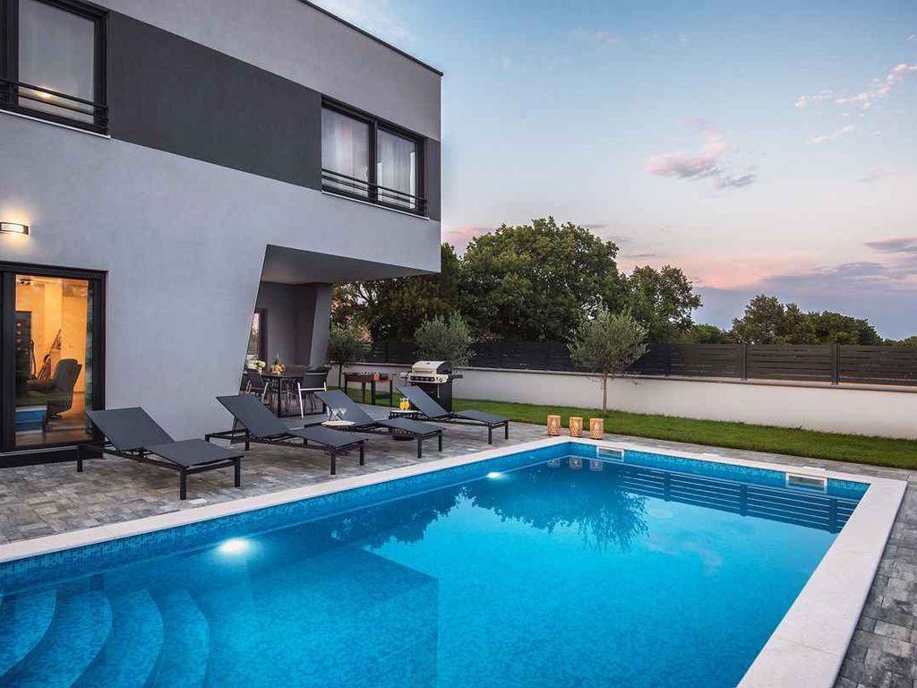 Villa mit Außenpool