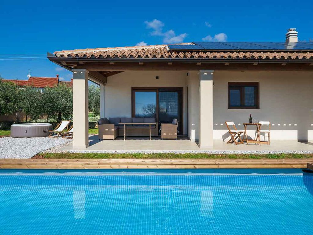 Ferienhaus mit Whirlpool und Terrasse