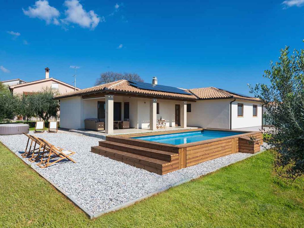 Ferienhaus mit Whirlpool und Terrasse