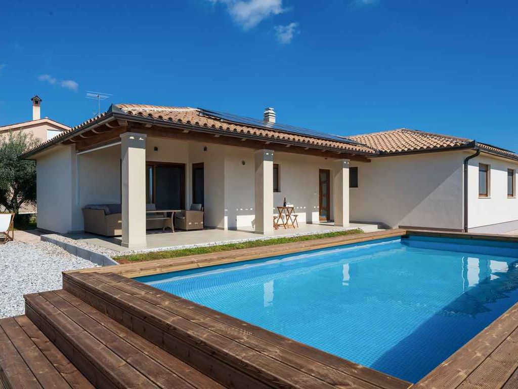 Ferienhaus mit Whirlpool und Terrasse
