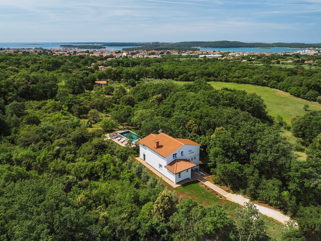 Villa mit Pool in ruhiger Lage