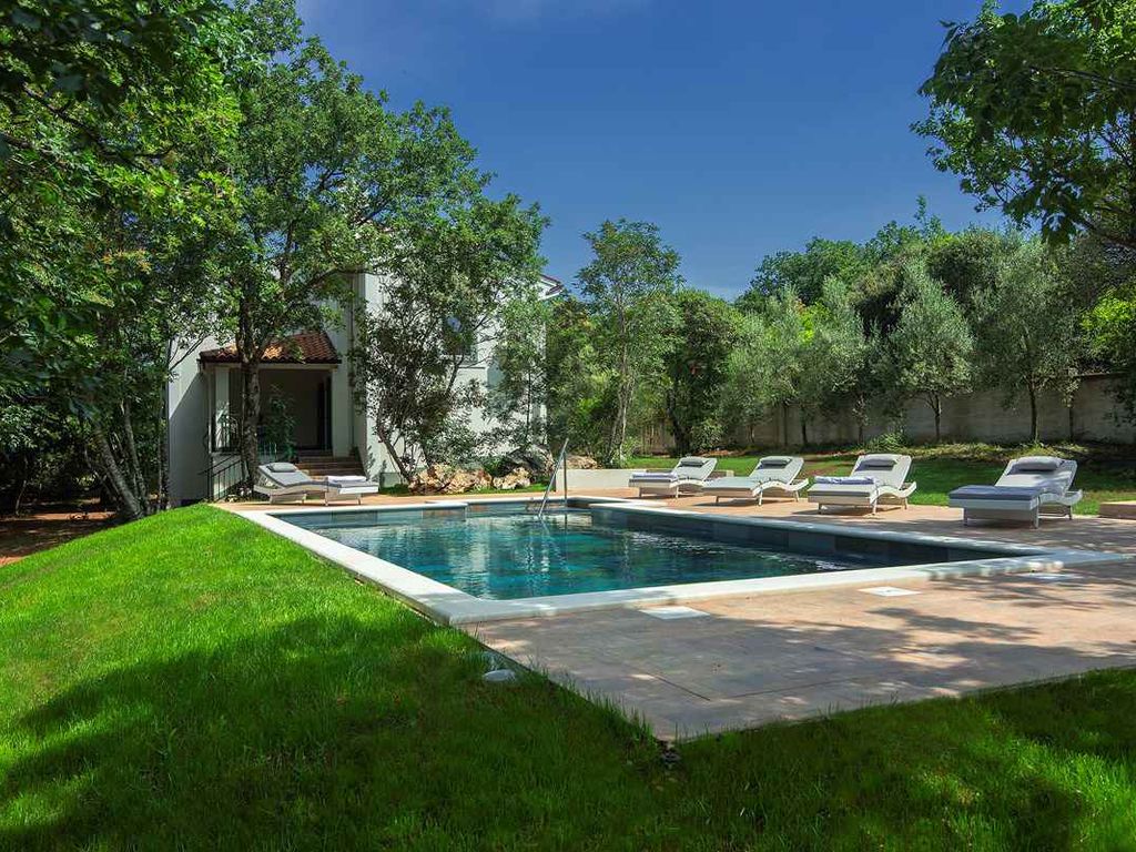Villa mit Pool in ruhiger Lage